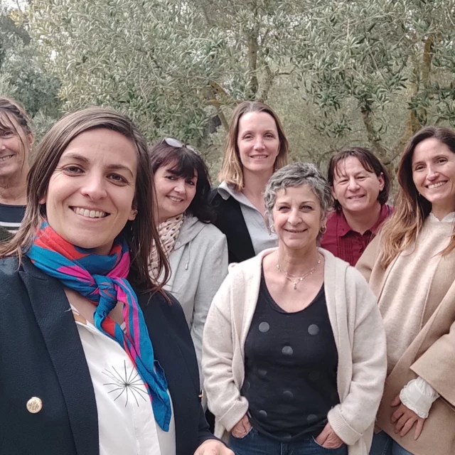Une formation au cœur d'une Destination pour Tous !

La semaine dernière, j’étais dans l’Hérault aux côtés de l’incroyable équipe de @tourismeendomitienne et avec nous deux invitées du Musée @oppidumenserune 
 
J'ai animé la formation :
Accueillir et adapter son offre à des visiteurs en situation de handicap

Deux jours pour approfondir leurs pratiques afin de :
✔️ Mieux accueillir avec les bons mots, les bons gestes ...
✔️ Adapter son offre touristique aux besoins et envies de chacun des visiteurs
✔️ Sélectionner des prestataires de qualité, fiables et engagés

Le tout en partageant des exemples concrets issus de mon expérience de terrain pour mieux appréhender l’accueil de ce public et petit à petit, instaurer une culture commune dans l'équipe.

 🙏 MERCI aux participants pour leur confiance, leur engagement et leur envie d’aller plus loin dans le tourisme inclusif !

ℹ️ Envie de plongez au cœur d’un site unique où patrimoine et nature se rencontrent, à deux pas de la mer ?
Office de Tourisme La Domitienne vous propose une visite guidée en LSF (langue des signes Française) à l’occasion des Journées Nationales Tourisme & Handicap.
- Vendredi 26 avril de 10h à 11h30 au site du Malpas : un lieu stratégique de tout temps sur le canal du midi. + d'information : tourisme@ladomitienne.com
 
📸 Photos de © l'Office de Tourisme La Domitienne et de mon Organisme de formation Handi'TourGuide, capturant les mises en pratique sur le terrain.
________________________________
Je suis ...
Formatrice experte en accessibilité dans le tourisme et la culture
Guide-Conférencière
Accompagnatrice de voyages pour des touristes en situation de handicap
 
En savoir plus : www.handitourguide.com

#RSE #tourisme #handicap #inclusion #formation #herault #occitanie #destinationpourtous