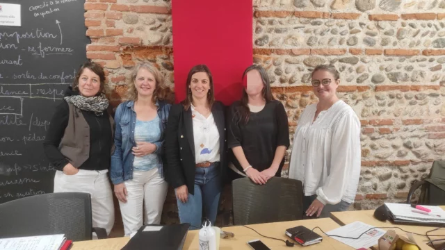 🤝 Des actrices du Tourisme & Médico-social engagées, réunies à Toulouse

La semaine dernière, j'ai accueilli dans ma ville rose des participantes venues de la Bretagne, de la Nouvelle-Aquitaine et de PACA pour suivre ma formation :

👉 Devenir accompagnateur de voyage pour touristes en situation de handicap 

Chacune des participantes venant du secteur du médico-social ou du tourisme, complémentaire pour ensemble : rendre le tourisme, la culture et les loisirs accessibles à tous. 

Ma mission était d’apporter mon expertise de terrain à travers des outils-clés essentiels pour les aider à monter en compétences sur les objectifs suivants :
✔️ Élaborer des prestations touristiques et culturelles personnalisées, adaptées aux besoins et attentes de chacun.
✔️ Comprendre les obligations légales du droit du tourisme pour organiser des séjours.
✔️ Anticiper et gérer les imprévus lors de sa prestation d’accompagnement.
✔️ Sélectionner des prestataires fiables et engagés.
✔️ Développer un projet entrepreneurial durable, en cohérence avec ses valeurs
...

Au-delà des apprentissages techniques, cette formation est un espace d’échange, de questionnements, de partages d’expériences. Elle illustre à quel point le tourisme inclusif est une aventure humaine et collective.

💬 "Transmettre ce métier que j’ai créé en 2016 est chaque fois une expérience riche pour moi. Former, c’est semer des graines d’initiatives et aider chacun à rester fidèle à ses valeurs tout en structurant son projet."

🙏 Merci aux participantes pour la confiance accordée à Organisme de formation @handitourguide et leur engagement. 

Hâte de les retrouver en distanciel pour continuer à les aider à concrétiser leurs propres projets. Et oui, la formation n'est pas fini ! 🚀

📢 Envie de monter en compétence dans ce métier ? 
Prochaine session en présentiel :
 📍 Nantes : 20, 21, 22 octobre 2025
 📍 Toulouse : 18, 19, 20 mai 2026

Formation éligible aux financements via les fonds pour les formations professionnelles (OPCO)
- Inscriptions : marie@handitourguide.com
- Programme : www.handitourguide.com

#tourismeaccessible #handicap #accompagnatricevoyage #vacancespourtous #tourisme #formation #occitanie